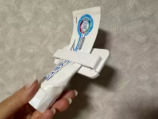 『110円のチューブしぼり』でプチストレス解消！　1台2役で「驚くほど絞れた」【DAISO】