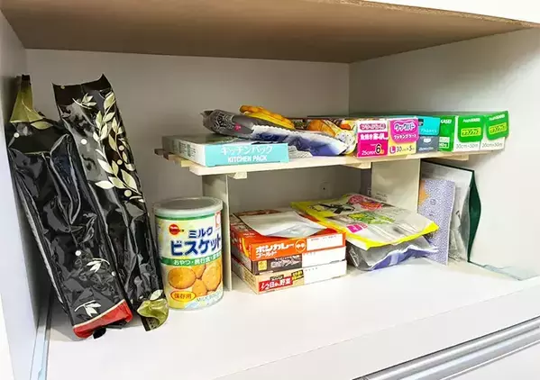 玄関に『すのこをくっ付けたブックエンド』を設置すると？　3分でできる工具不要の簡単DIYがこちら！