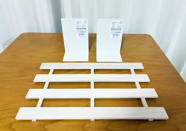 玄関に『すのこをくっ付けたブックエンド』を設置すると？　3分でできる工具不要の簡単DIYがこちら！