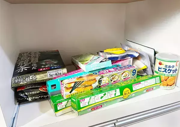 玄関に『すのこをくっ付けたブックエンド』を設置すると？　3分でできる工具不要の簡単DIYがこちら！