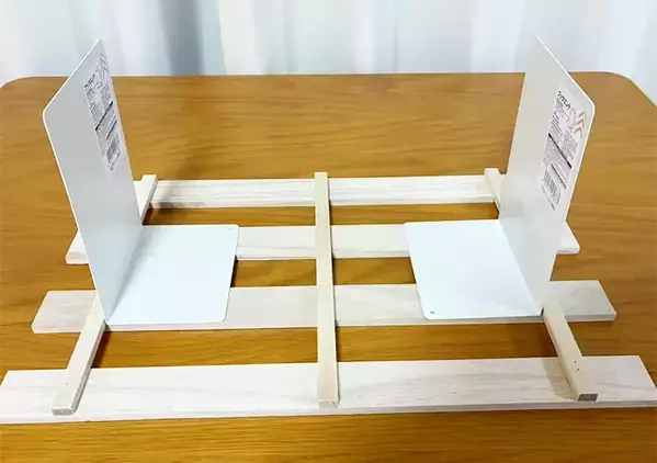玄関に『すのこをくっ付けたブックエンド』を設置すると？　3分でできる工具不要の簡単DIYがこちら！