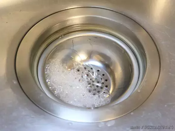排水口のヌメリやニオイ、氷で防げる？　専門家に掃除と予防のコツを聞いた