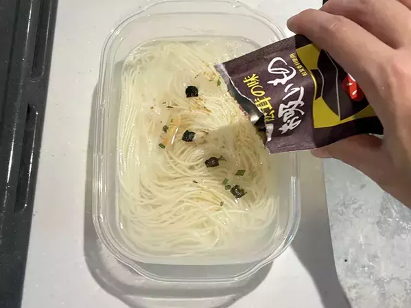 そうめん1束を500Wレンジでチン！　手順4つで作れる10分レシピが「絶品！」