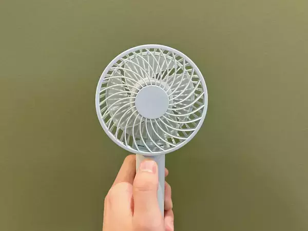 ハンディファン、顔に当てるよりも？　涼しくなる使い方をメーカーに聞いた