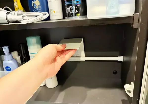 『洗面棚の内壁』につっぱり棒をセット　ブックエンドと組み合わせる収納ワザとは