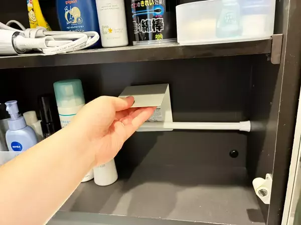 『洗面棚の内壁』につっぱり棒をセット　ブックエンドと組み合わせる収納ワザとは
