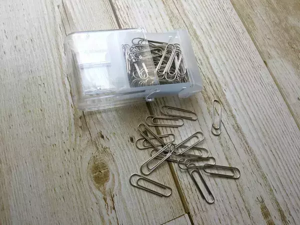 余ったゼムクリップ、テープで『壁』に貼ると？　見せる収納で「すっきり片づいた」【活用法4選】