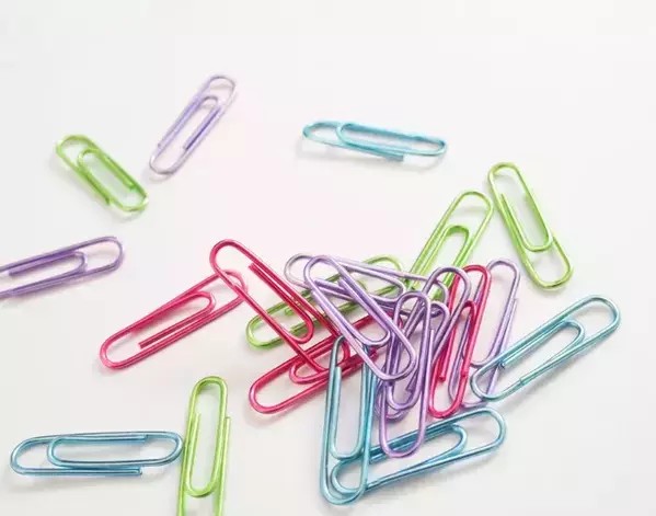 余ったゼムクリップ、テープで『壁』に貼ると？　見せる収納で「すっきり片づいた」【活用法4選】
