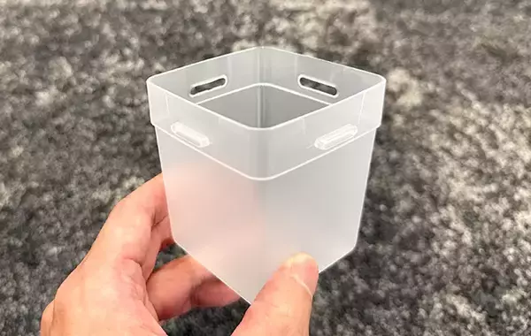 ダイソーで見つけた『白い箱』を使って収納棚を30秒DIY！　「めっちゃ整理できる」「小物がごちゃつかない」