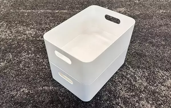 ダイソーで見つけた『白い箱』を使って収納棚を30秒DIY！　「めっちゃ整理できる」「小物がごちゃつかない」