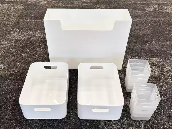 ダイソーで見つけた『白い箱』を使って収納棚を30秒DIY！　「めっちゃ整理できる」「小物がごちゃつかない」