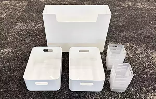 ダイソーで見つけた『白い箱』を使って収納棚を30秒DIY！　「めっちゃ整理できる」「小物がごちゃつかない」
