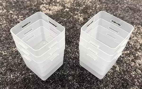 ダイソーで見つけた『白い箱』を使って収納棚を30秒DIY！　「めっちゃ整理できる」「小物がごちゃつかない」