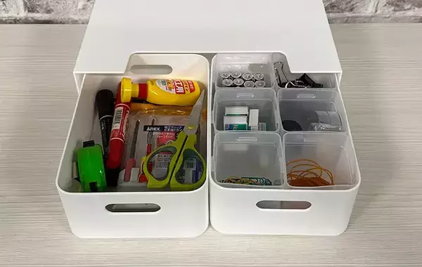 ダイソーで見つけた『白い箱』を使って収納棚を30秒DIY！　「めっちゃ整理できる」「小物がごちゃつかない」