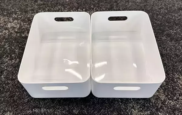ダイソーで見つけた『白い箱』を使って収納棚を30秒DIY！　「めっちゃ整理できる」「小物がごちゃつかない」