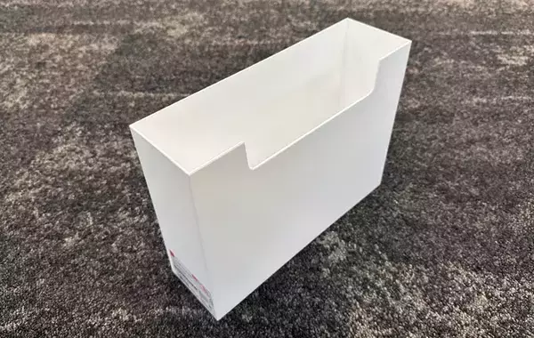 ダイソーで見つけた『白い箱』を使って収納棚を30秒DIY！　「めっちゃ整理できる」「小物がごちゃつかない」