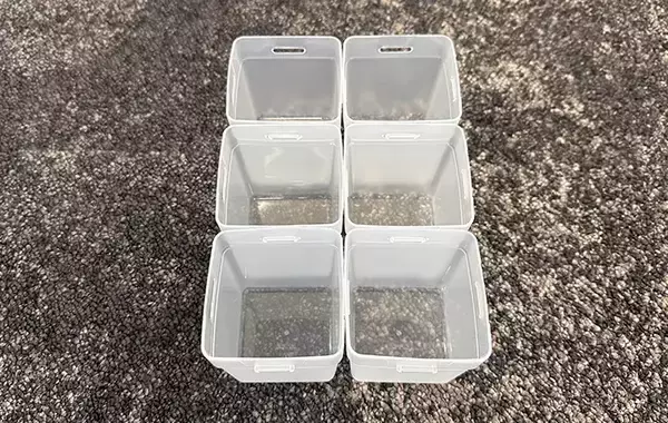ダイソーで見つけた『白い箱』を使って収納棚を30秒DIY！　「めっちゃ整理できる」「小物がごちゃつかない」