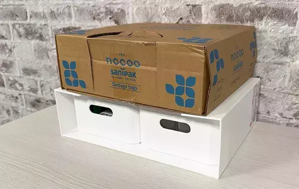 ダイソーで見つけた『白い箱』を使って収納棚を30秒DIY！　「めっちゃ整理できる」「小物がごちゃつかない」