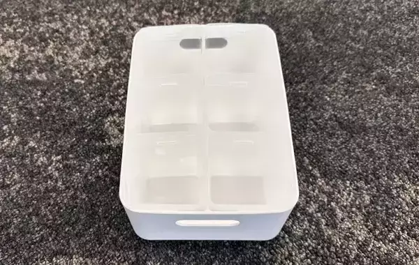 ダイソーで見つけた『白い箱』を使って収納棚を30秒DIY！　「めっちゃ整理できる」「小物がごちゃつかない」