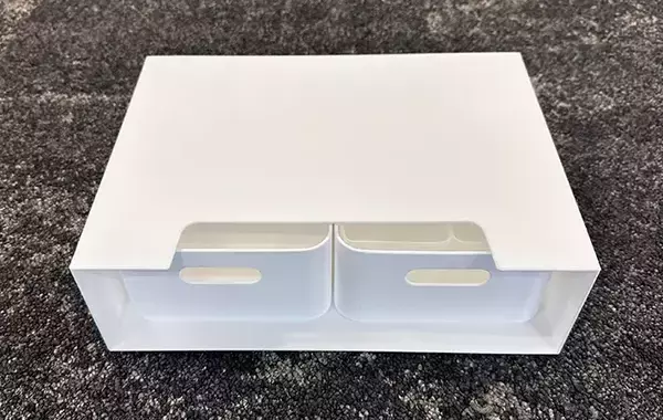 ダイソーで見つけた『白い箱』を使って収納棚を30秒DIY！　「めっちゃ整理できる」「小物がごちゃつかない」