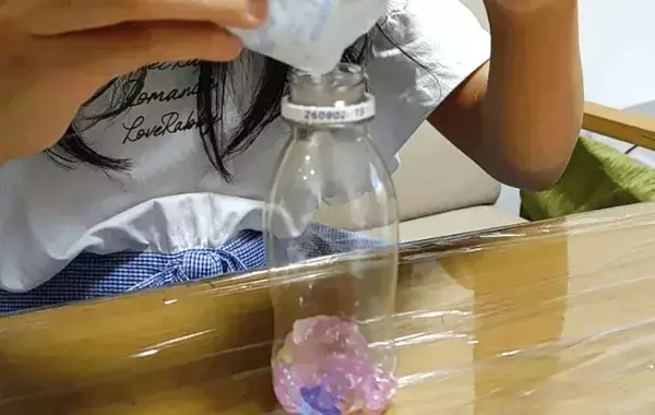 たまった保冷剤の『中身』を使う！　意外な活用法に「捨てなくてよかった」「夏にピッタリ」