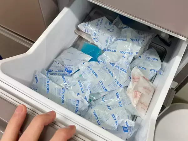 たまった保冷剤の『中身』を使う！　意外な活用法に「捨てなくてよかった」「夏にピッタリ」