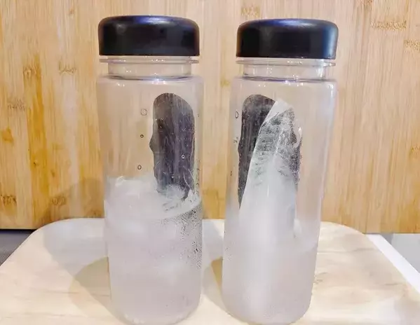 水筒に入れる氷、たくさん入れるよりこっち！　自衛隊のアイデアを試したら「5時間半も残った！」