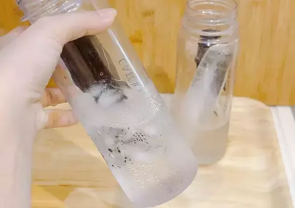 水筒に入れる氷、たくさん入れるよりこっち！　自衛隊のアイデアを試したら「5時間半も残った！」