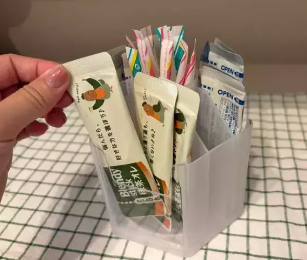 100均の『回転式ペンホルダー』　チューブ類を入れたら「くるくる」回って超便利！