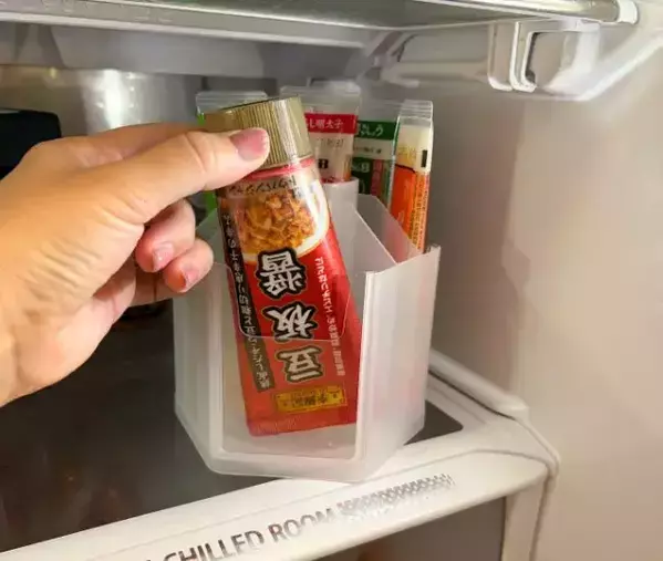 100均の『回転式ペンホルダー』　チューブ類を入れたら「くるくる」回って超便利！