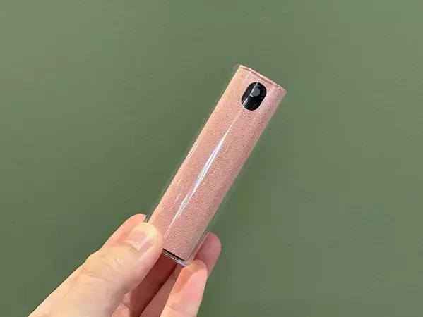 ダイソーの『スクリーンクリーナー』が話題！　スマホ画面を拭いてみると…「思わず笑った」