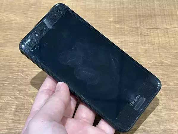 ダイソーの『スクリーンクリーナー』が話題！　スマホ画面を拭いてみると…「思わず笑った」