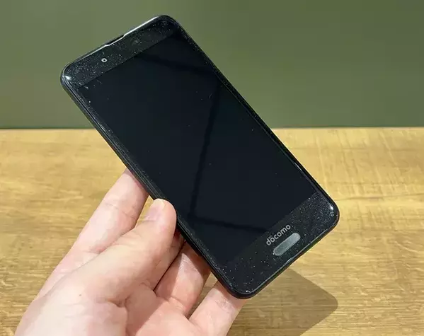 ダイソーの『スクリーンクリーナー』が話題！　スマホ画面を拭いてみると…「思わず笑った」