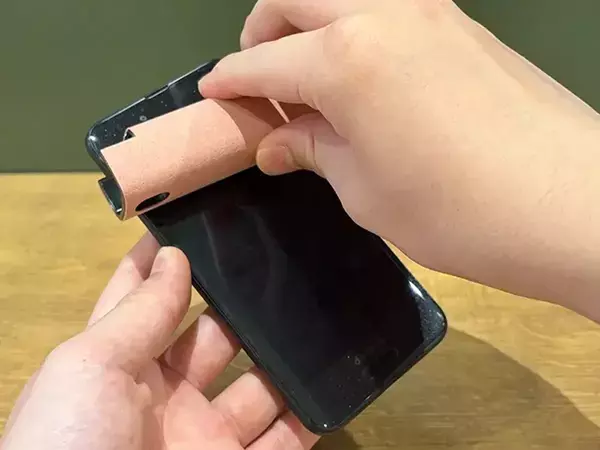 ダイソーの『スクリーンクリーナー』が話題！　スマホ画面を拭いてみると…「思わず笑った」