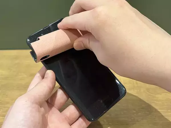 ダイソーの『スクリーンクリーナー』が話題！　スマホ画面を拭いてみると…「思わず笑った」