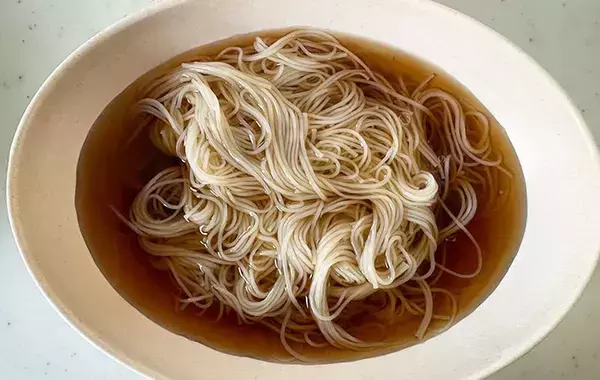 思春期息子から「うん、うまい」と好評！　そうめんに『1枚』のせるだけのひらめきアレンジ