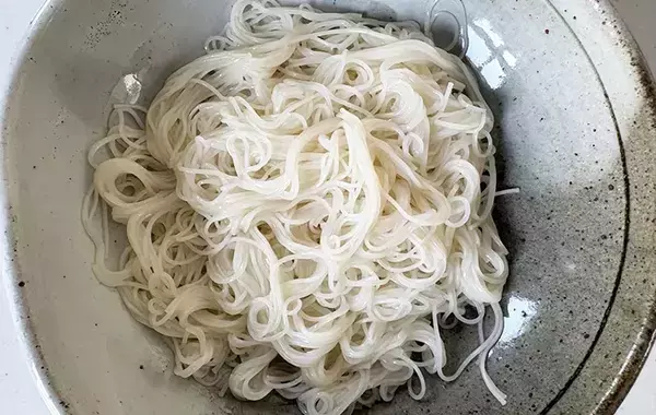 めんつゆは『大さじ1杯』だけ　そうめんのアレンジに「食べ応えある」「明日も作る」