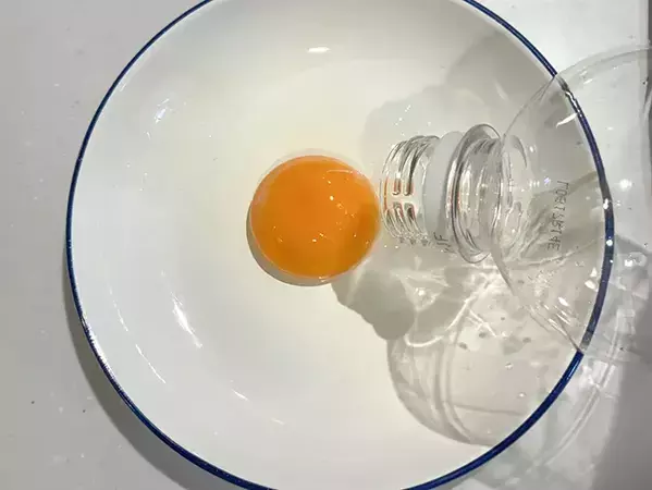 ペットボトルで卵の『黄身』が取り出せる！　10秒で試せる簡単活用法が、こちら
