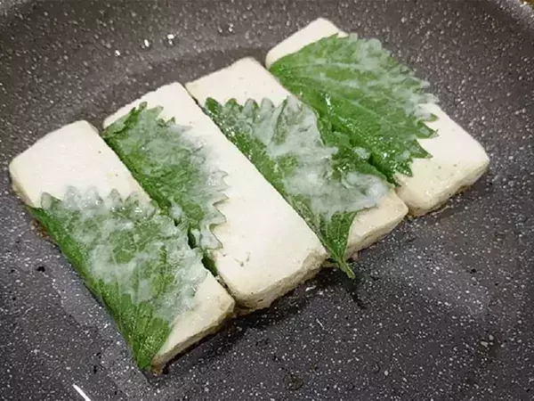 大葉で木綿豆腐を巻いて…　できた簡単おかずに「豆腐なのにご飯が進む」「夫が感動」