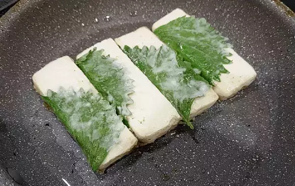 大葉で木綿豆腐を巻いて…　できた簡単おかずに「豆腐なのにご飯が進む」「夫が感動」