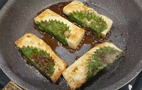 大葉で木綿豆腐を巻いて…　できた簡単おかずに「豆腐なのにご飯が進む」「夫が感動」