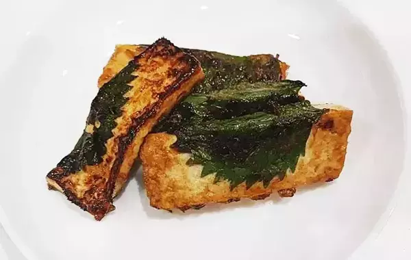 大葉で木綿豆腐を巻いて…　できた簡単おかずに「豆腐なのにご飯が進む」「夫が感動」