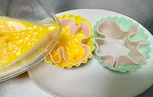 7歳息子から「どうやって作ったの」と好評　玉子焼きをお花型にしてみた