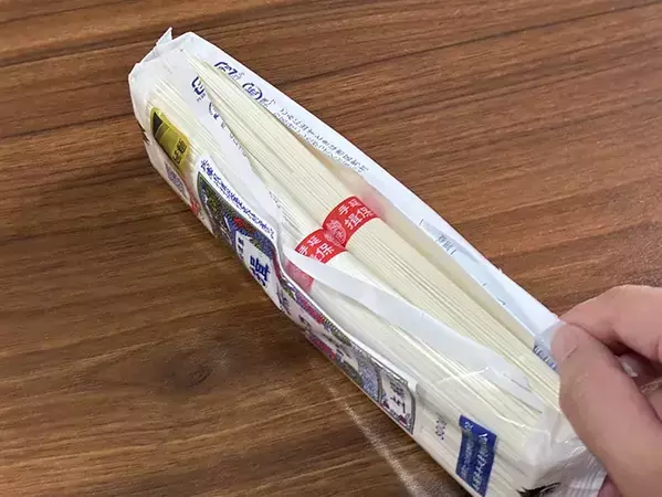 そうめん袋の1か所を『縦』に切るだけ　10秒で試せる裏ワザが「便利」