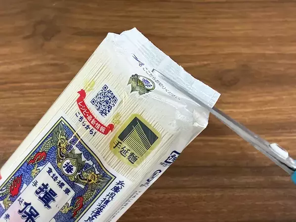 そうめん袋の1か所を『縦』に切るだけ　10秒で試せる裏ワザが「便利」