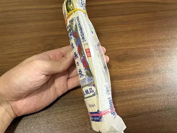 そうめん袋の1か所を『縦』に切るだけ　10秒で試せる裏ワザが「便利」