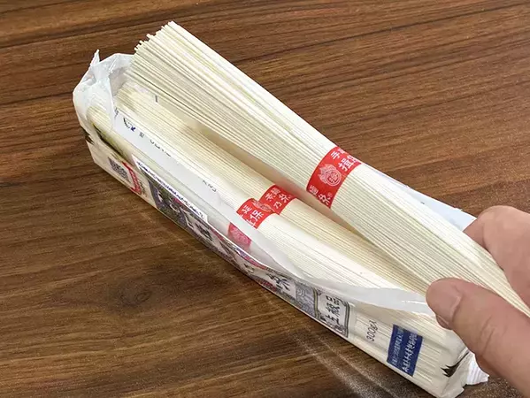 そうめん袋の1か所を『縦』に切るだけ　10秒で試せる裏ワザが「便利」
