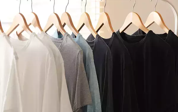 洗濯機に入れるTシャツ、脱水は『ネットのまま』『取り出す』←どっち？　プロに聞いた