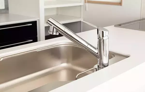 除湿剤の水、排水口に流してもいい？　メーカーに聞いた正しい捨て方