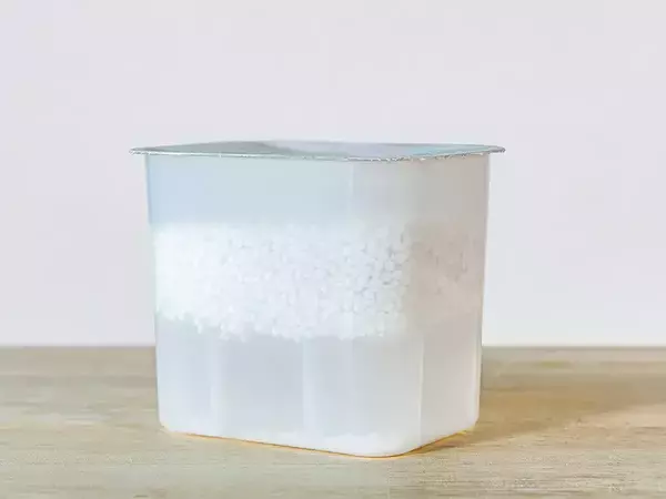 除湿剤の水、排水口に流してもいい？　メーカーに聞いた正しい捨て方
